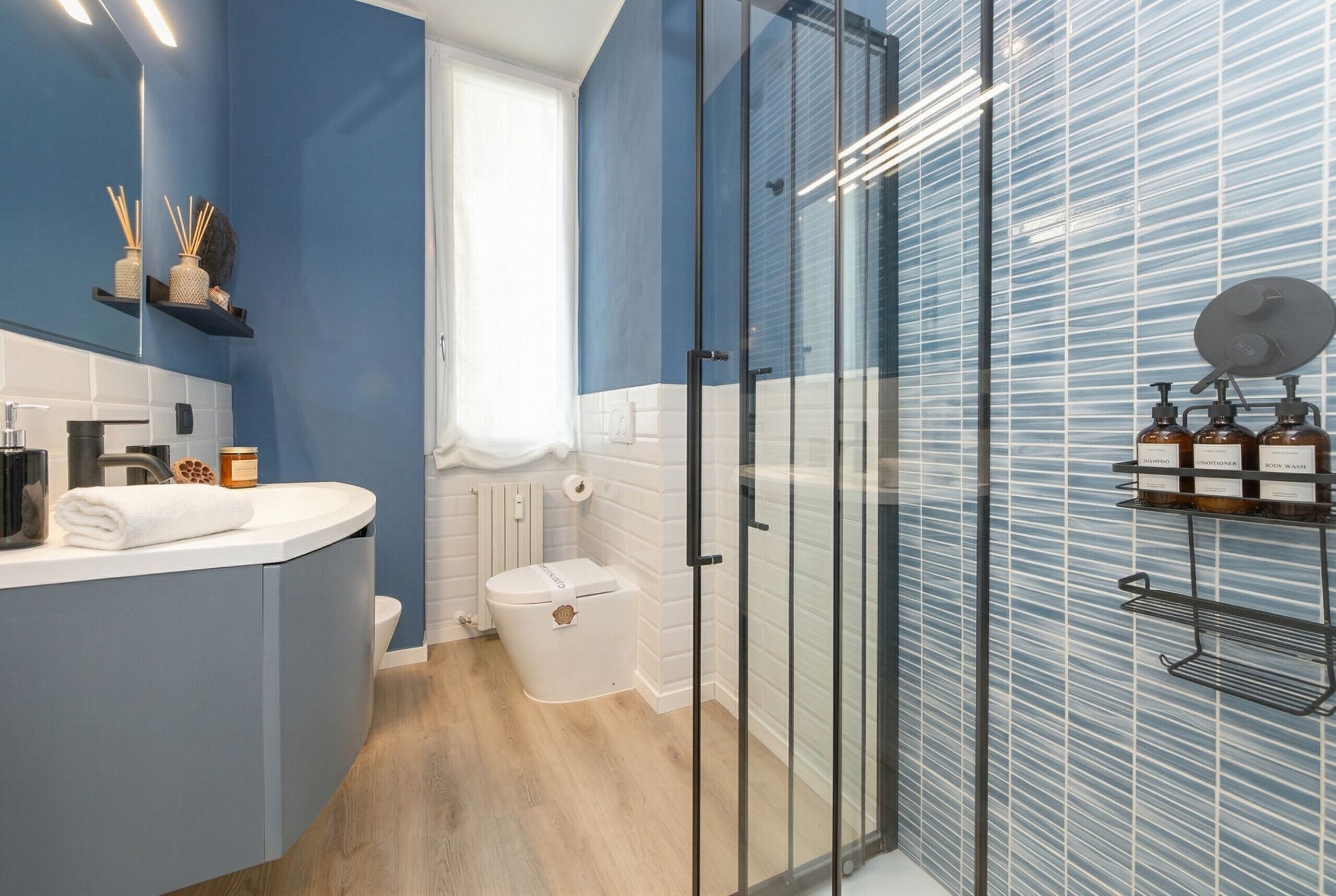 Dusche, Haartrockner, Handtücher, Shampoo