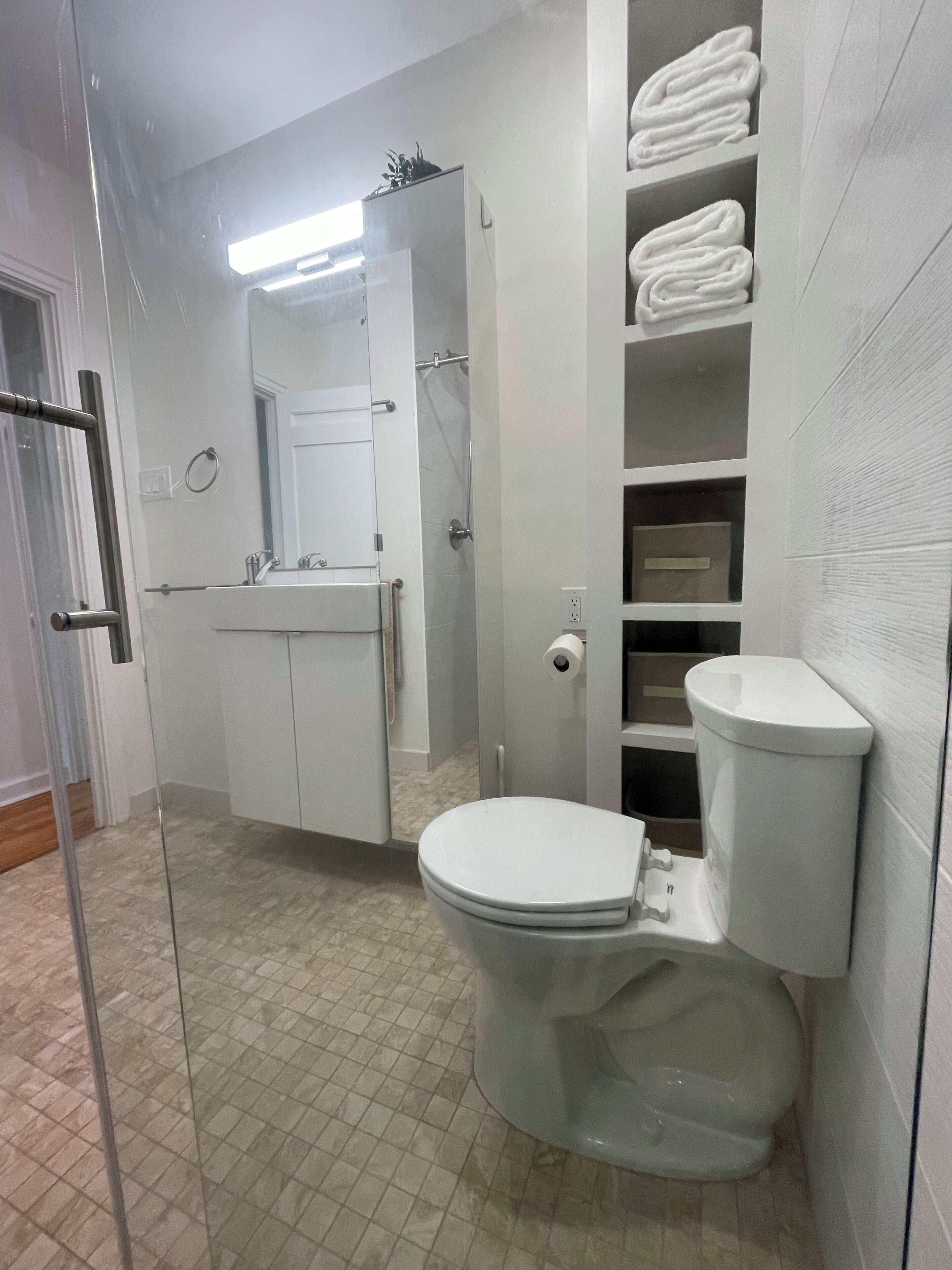 Douche, articles de toilette écologiques, sèche-cheveux