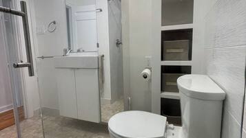 Douche, articles de toilette écologiques, sèche-cheveux