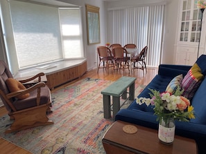 Smart TV, books - Come stay at this darling cozy cottage right on the creek. (Sheridan)
