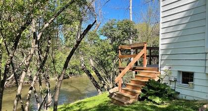 Come stay at this darling cozy cottage right on the creek.