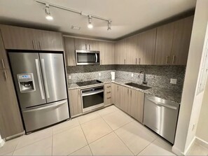 Fridge, microwave, oven, stovetop - Confortable and Great Location (Doral)