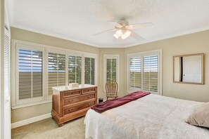 2 slaapkamers, een bureau, een strijkplank/strijkijzer, wifi