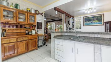 Vila Basic | Dapur pribadi | Lemari es besar, microwave, oven, dan pemanggang roti