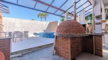 Utomhuspool, parasoller och solstolar