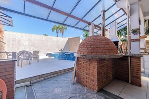 Outdoor pool, pool umbrellas, sun loungers - Casa piscina e lazer 50m praia Lagoinha (Ubatuba)