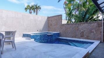 Piscina externa, guarda-sóis, espreguiçadeiras