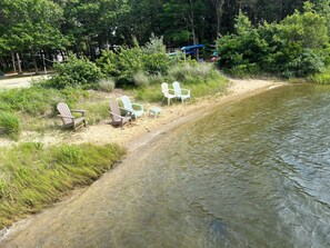 Vlak bij het strand, ligstoelen aan het strand
