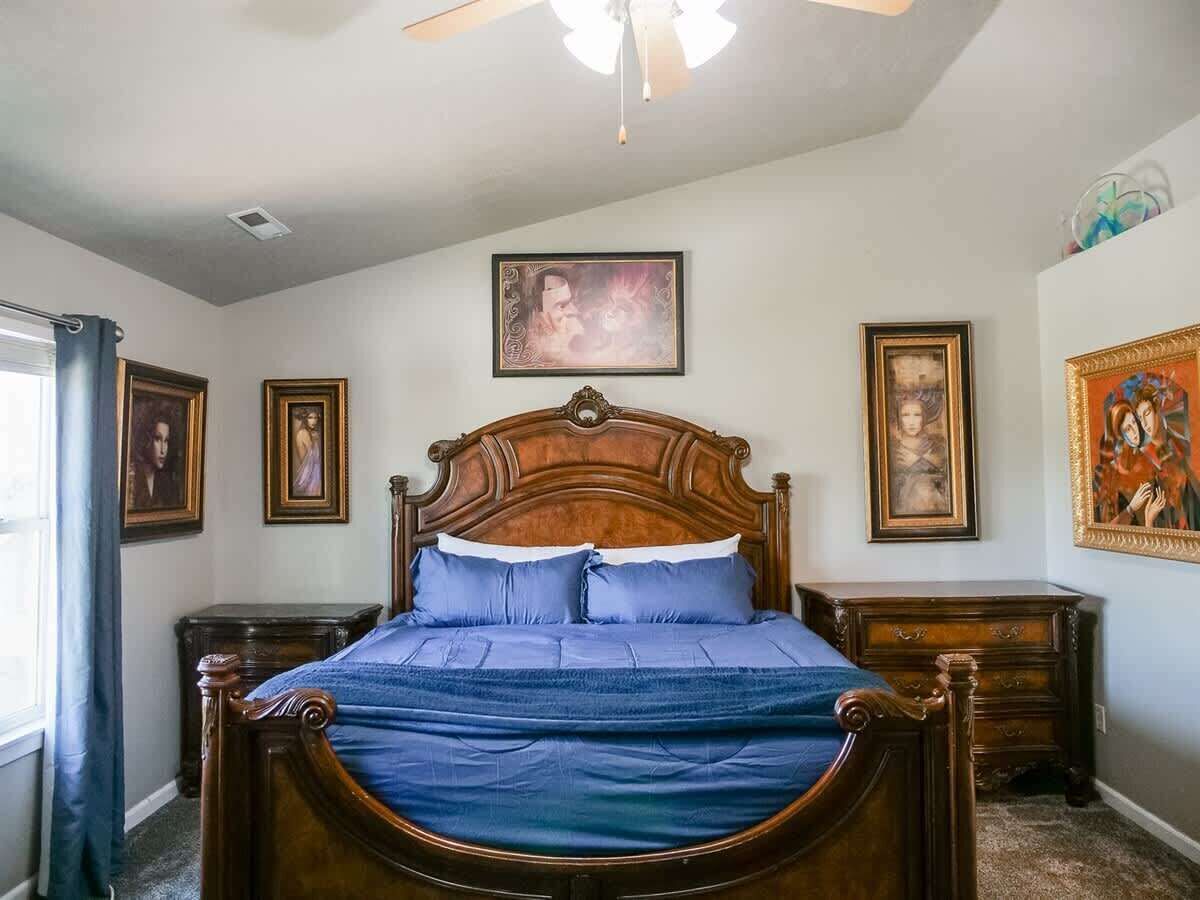 5 bedrooms, desk, iron/ironing board, travel cot