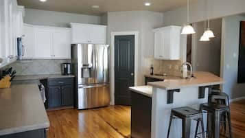 Refrigerador, microondas, horno y parrilla de estufa