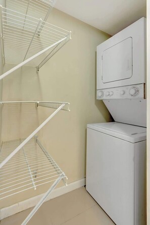 Interior - Bay View Condo, Sleeps 6, Pool, Spa, Gym & Games! (Miami)