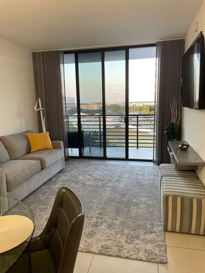 Living area - Great view to park !! And good amenities (Doral)