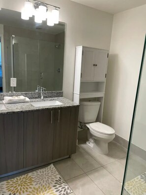 Shower - Great view to park !! And good amenities (Doral)