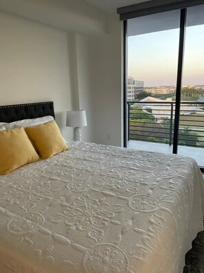 1 bedroom, bed sheets - Great view to park !! And good amenities (Doral)