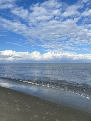 Nära stranden, solstolar och strandhanddukar