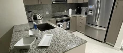 Réfrigérateur, micro-ondes, four, plaque de cuisson