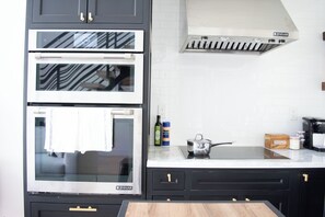 Fridge, microwave, oven, stovetop - Designer Loft w Private Rooftop - 5 Mins to Hollywood (Los Angeles)