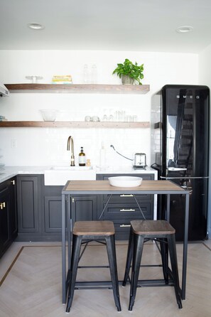 Fridge, microwave, oven, stovetop - Designer Loft w Private Rooftop - 5 Mins to Hollywood (Los Angeles)