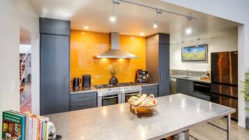 Jääkaappi, mikroaaltouuni, astianpesukone, kahvin-/teenkeitin