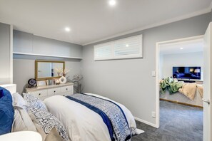 4 bedrooms, iron/ironing board, WiFi, bed sheets