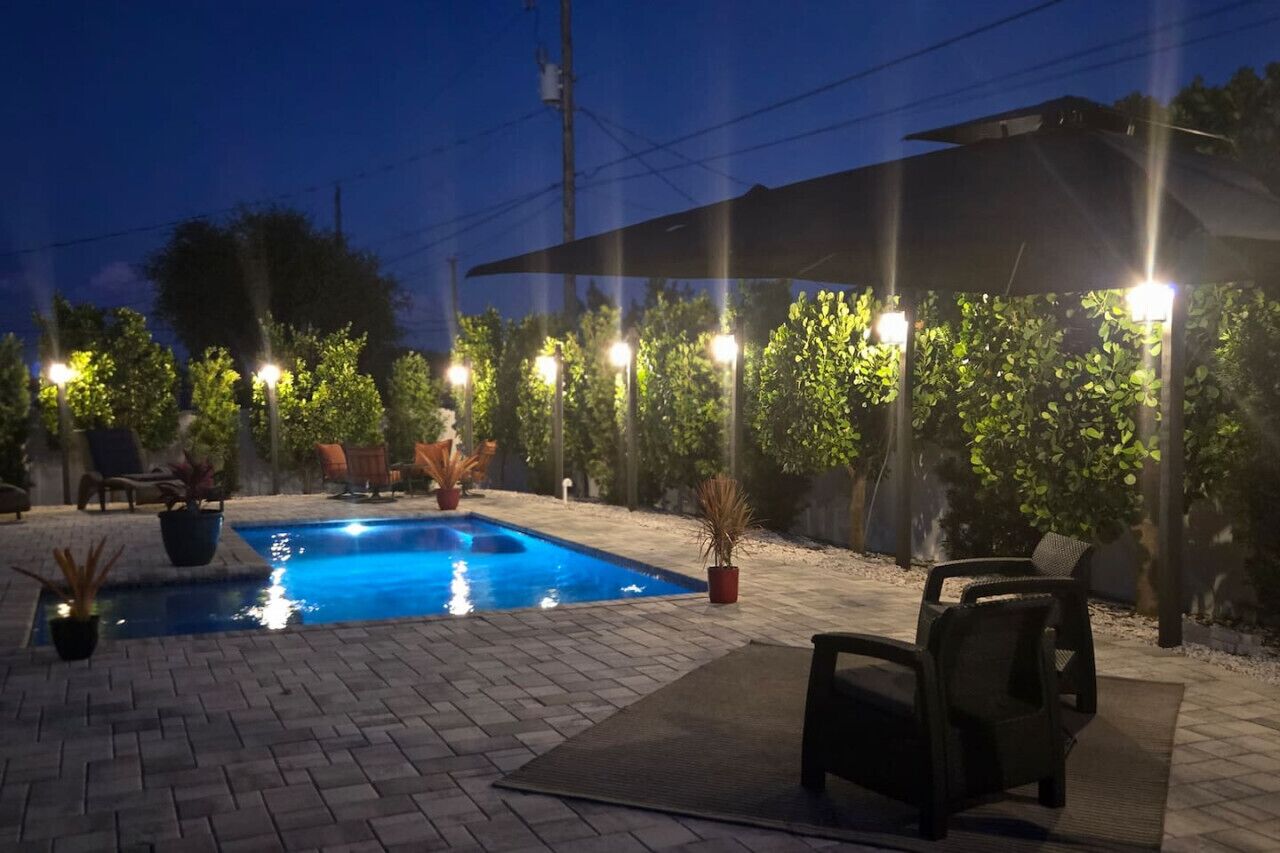 Fenced yard/Pool/Hut Tub/Volleyball Court