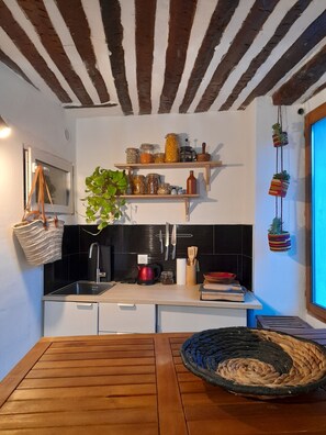 Een koelkast, een waterkoker, een blender, een koffiemolen