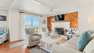 Smart-tv, eldstad, tv-spel och böcker