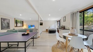 Games room - Coastal Haven in Long Beach (Long Beach)