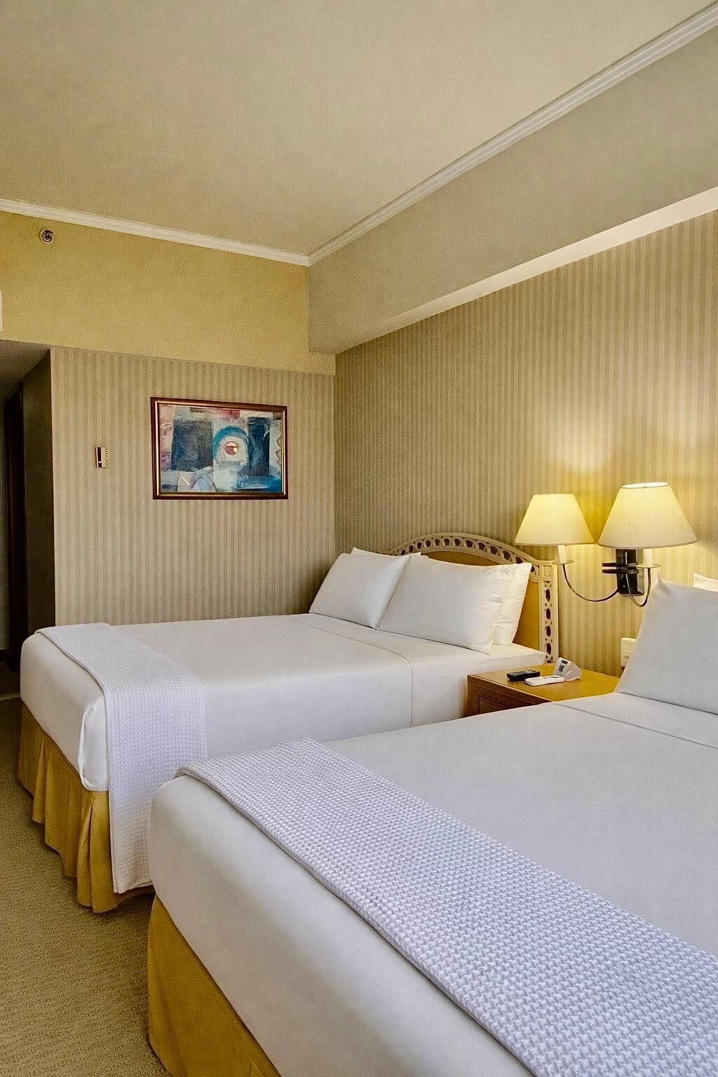 Kahden hengen standard-huone, 2 parisänkyä | Tallelokero huoneessa, työpöytä