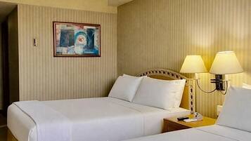 Kahden hengen standard-huone, 2 parisänkyä | Tallelokero huoneessa, työpöytä