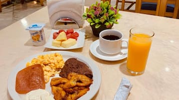 Café da manhã com pratos da culinária local grátis todos os dias