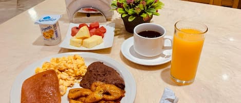 Desayuno de cocina local incluido todos los días