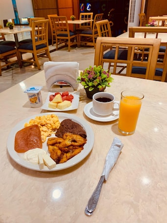 Desayuno con opciones de la cocina local incluido todos los días