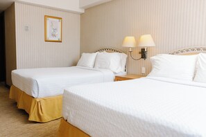 Dobbeltrom – standard, 2 dobbeltsenger | Safe på rommet, skrivebord, skrivebord for bærbar PC og lydisolert