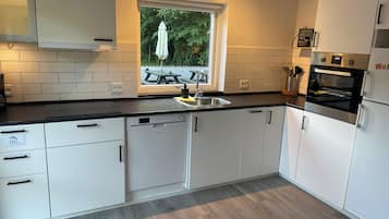 Family Apartment, 2 Bedrooms, Courtyard View, Ground Floor (N1) | Dapur peribadi | Peti sejuk/penyejuk beku saiz penuh, ketuhar gelombang mikro, dapur
