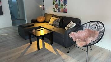 Apartamento familiar, 2 habitaciones, vistas al patio, planta baja (N1) | Zona de estar | Una Smart TV, suelo radiante