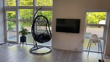 Family Apartment, 2 Bedrooms, Courtyard View, Ground Floor (N3) | Ruang tamu | TV Pintar, lantai dipanaskan