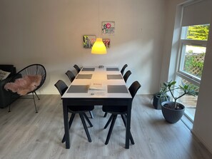 Appartement Familial, 2 chambres, vue cour intérieure, rez-de-chaussée (N1) | Restauration dans la chambre