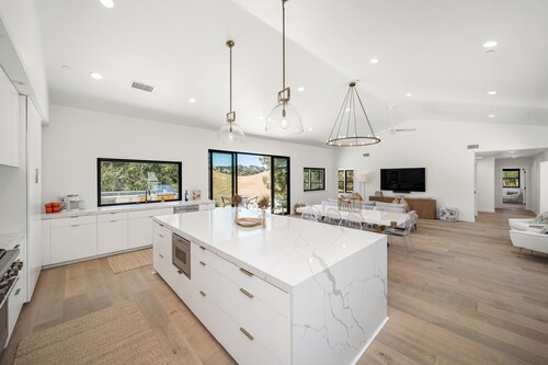 Sunset View Luxury Living on 5 Picturesque Acres