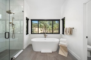Douche, séchoir à cheveux, serviettes fournies, savon