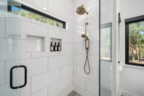 Douche, sèche-cheveux, serviettes fournies, savon