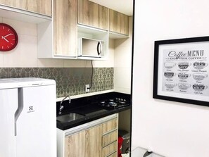 Refrigerador, microondas, parrilla de estufa y licuadora 