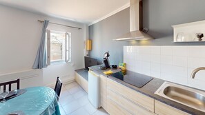 Fridge, microwave, stovetop, coffee/tea maker - Intra-muros Ravissant Duplex (Avignon)