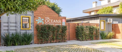 A building with a sign reading 'Vila Oceana Unidade Lagoa'.