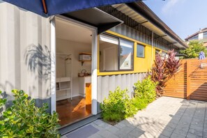 A modern house with a kitchen, a dining area, and a small outdoor space with plants. - *A/C*1000Mbps*Full Kitchen*Parking* (Florianópolis)