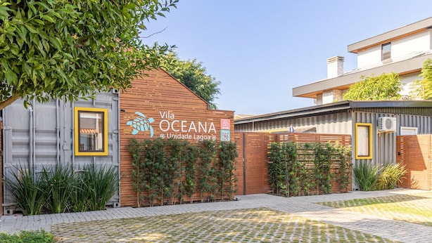 Un edificio moderno con un'insegna che recita 'Vila Oceana Unidade Lagoa'.