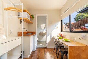 Mikrowelle, Herdplatte, Wasserkocher mit Kaffee-/Teezubehör, Toaster