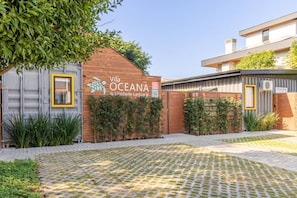 Un immeuble sur lequel on peut lire l’inscription : « Vila Oceana Unidade Lagoa ».