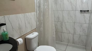 Rumah Comfort | Kamar mandi | Shower, sabun, sampo, dan tisu toilet