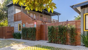 A modern building with a sign reading "Vila Oceana Unidade Lagoa". - *Self Check-In*A/C*Full Kitchen*10min->Beach* (Florianópolis)